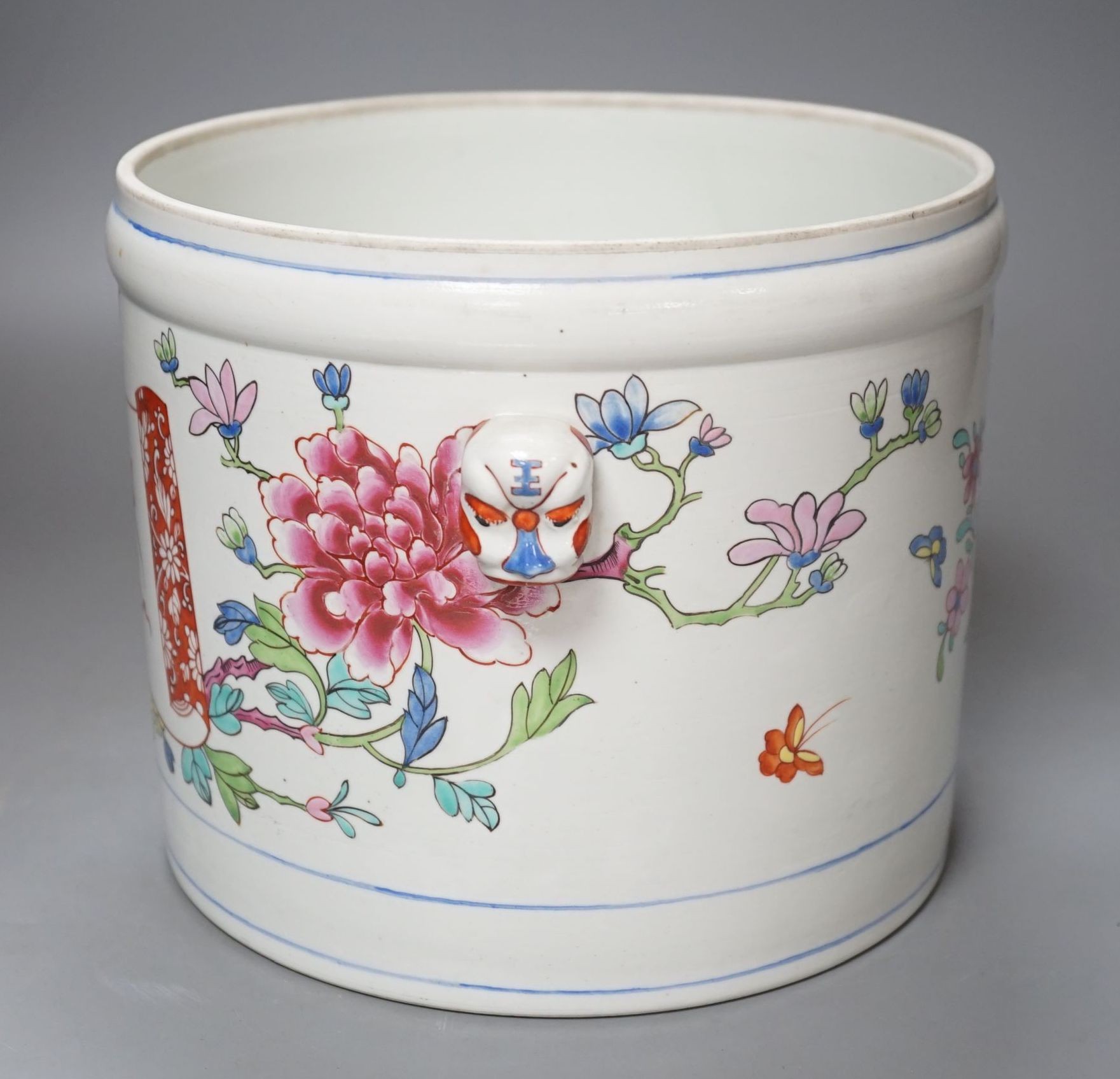 A porcelain wine cooler in Chinese export style, 17 cms high.